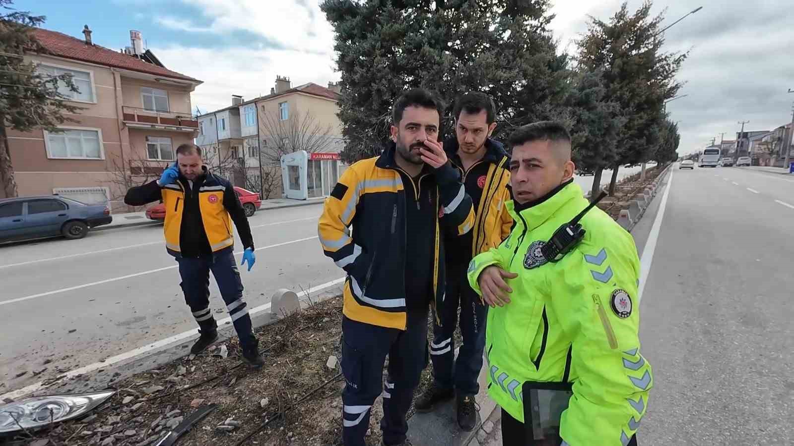 carptigi aydinlatma digeri otomobilin uzerine devrildi saglik calisani olumden dondu 5 iH4fW43r