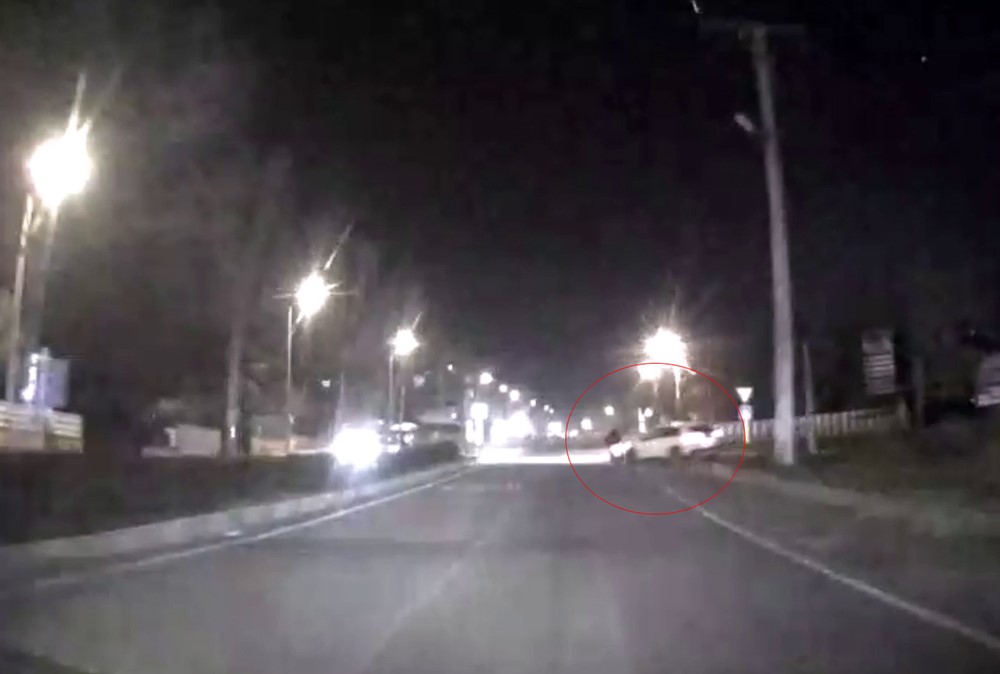 carptigi motosiklet devrildi sonra kacti o anlar arac kamerasinda 0 epzP12Gt