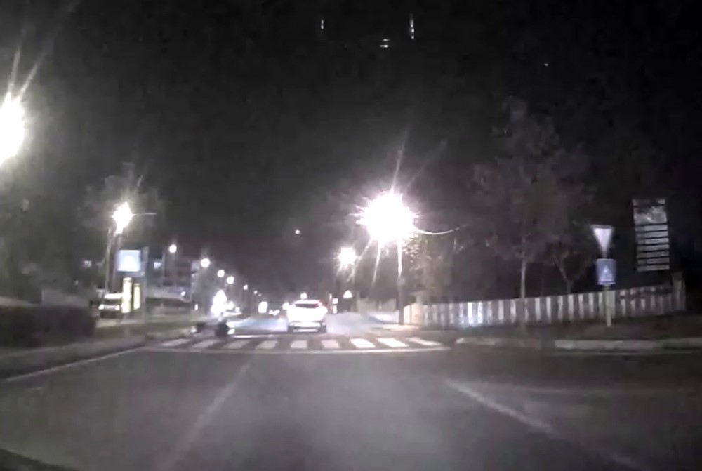 carptigi motosiklet devrildi sonra kacti o anlar arac kamerasinda 1 kh9WPfSL