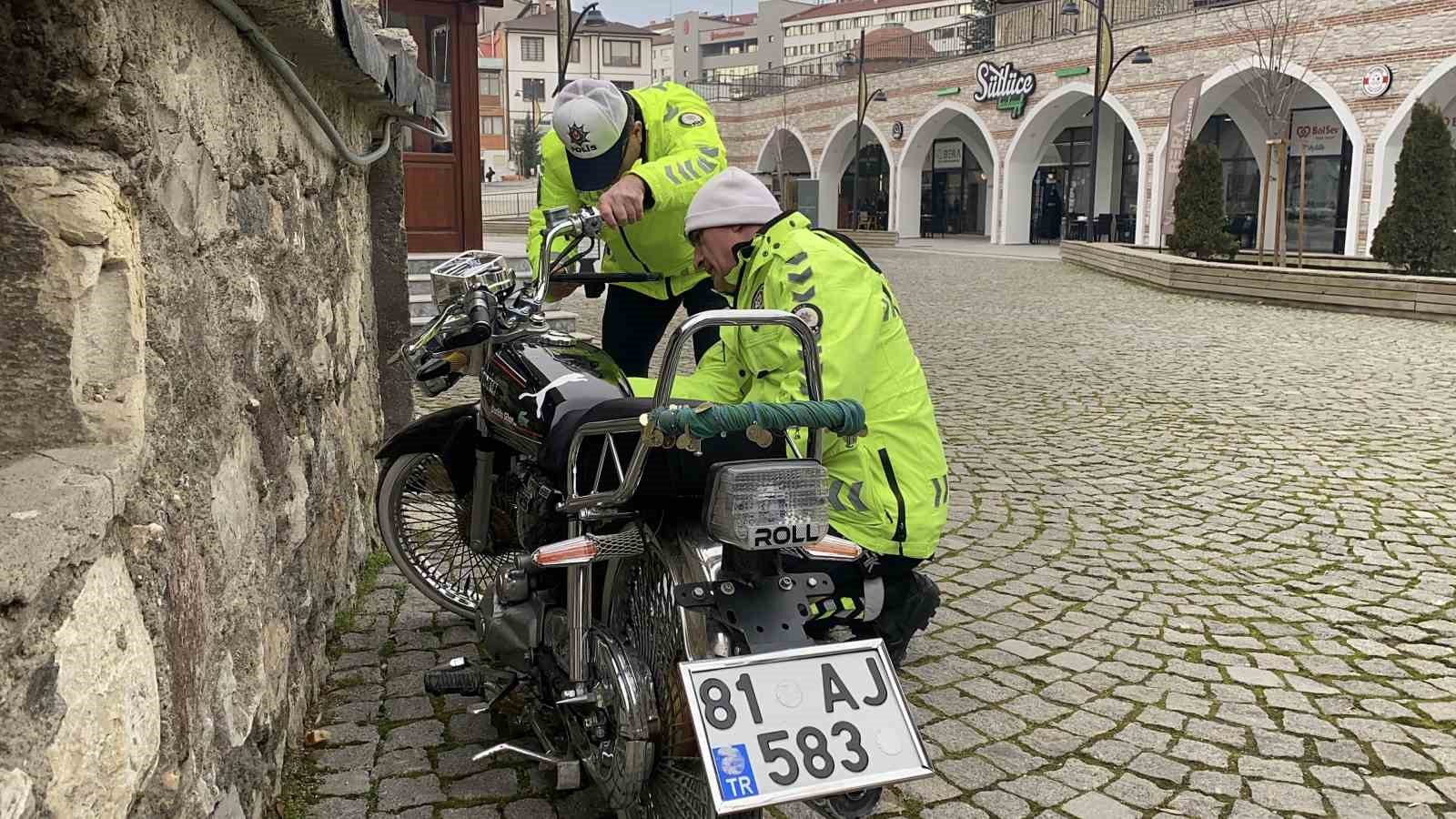 carptiklari yasli kadini taksi duragina birakip kactilar 5 Aj31REwH