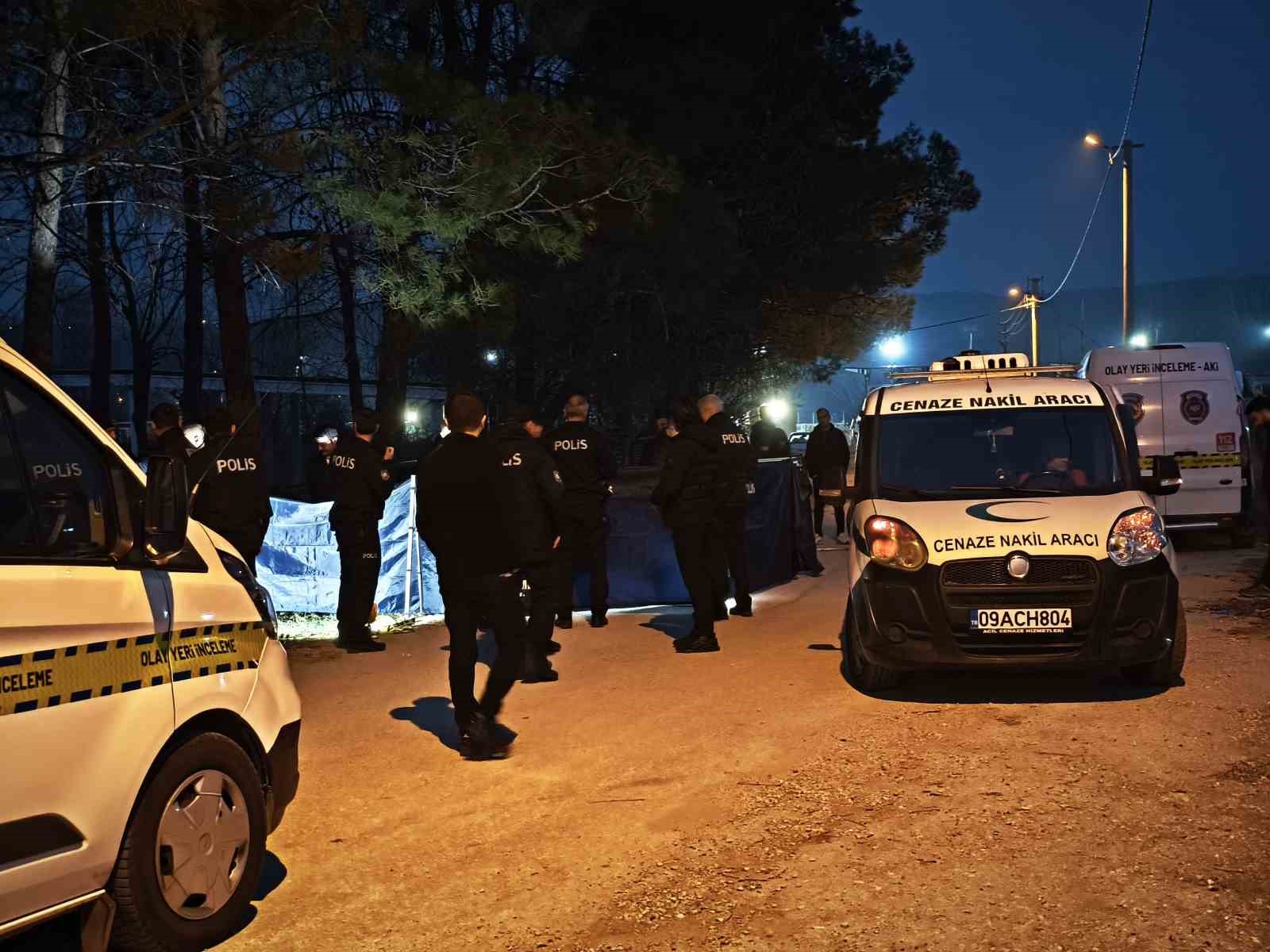 Çarşı ve Mahalle Bekçisi otomobilinde silahla vurulmuş halde bulundu 5 carsi ve mahalle bekcisi otomobilinde silahla vurulmus halde bulundu 1 TjRvyS6h