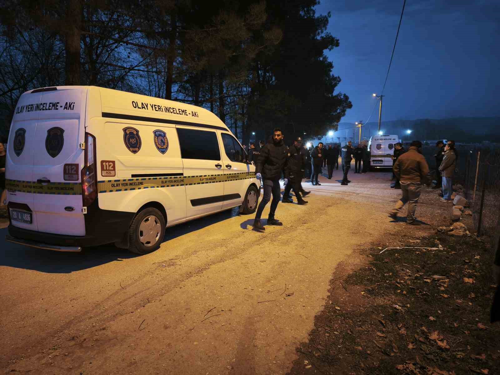 Çarşı ve Mahalle Bekçisi otomobilinde silahla vurulmuş halde bulundu 6 carsi ve mahalle bekcisi otomobilinde silahla vurulmus halde bulundu 2 X9nZvwnD