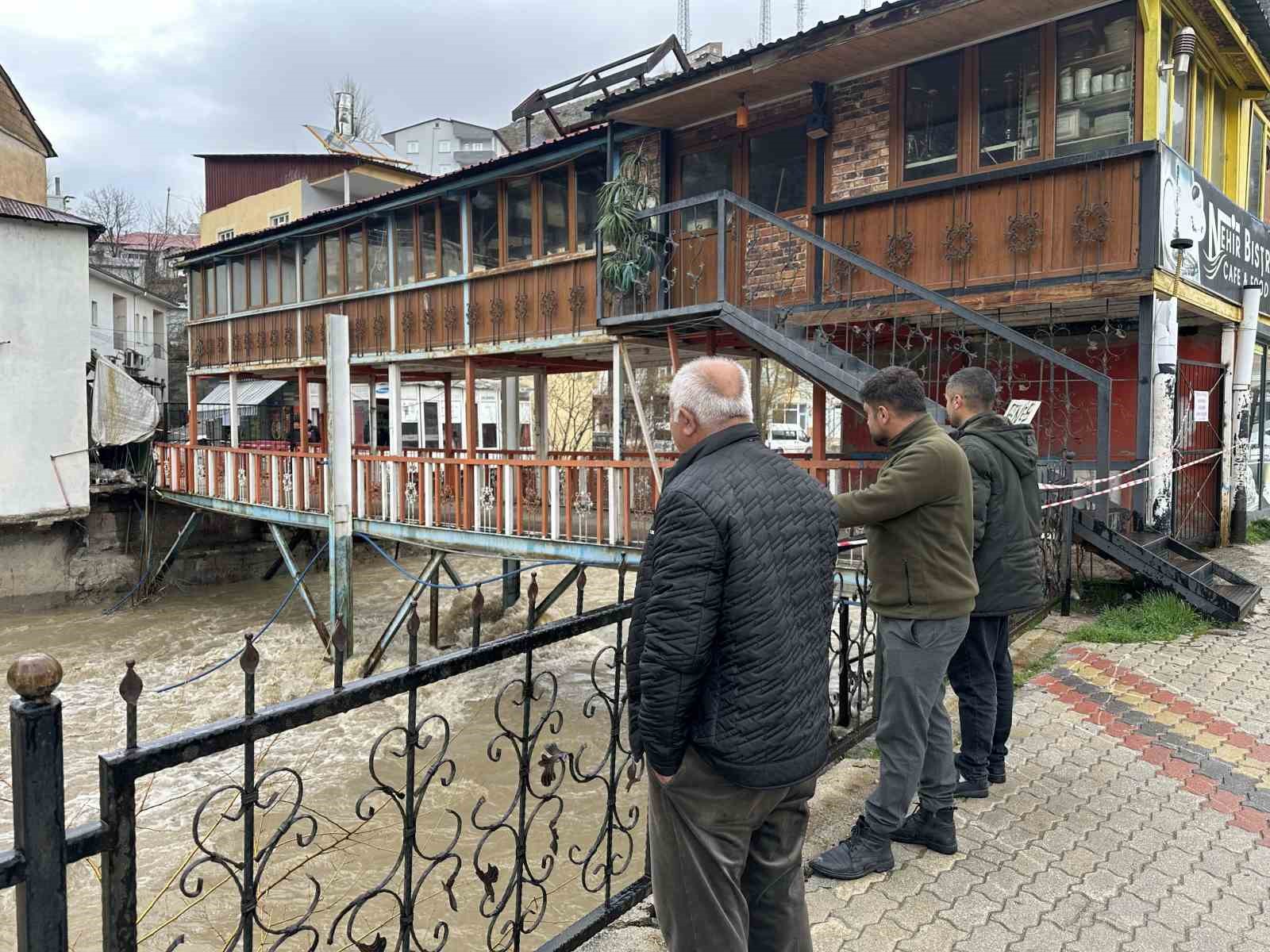 catakta asiri yagis nedeniyle kopru ve ustundeki kafe tedbiren kapatildi 0 q41qHHpU