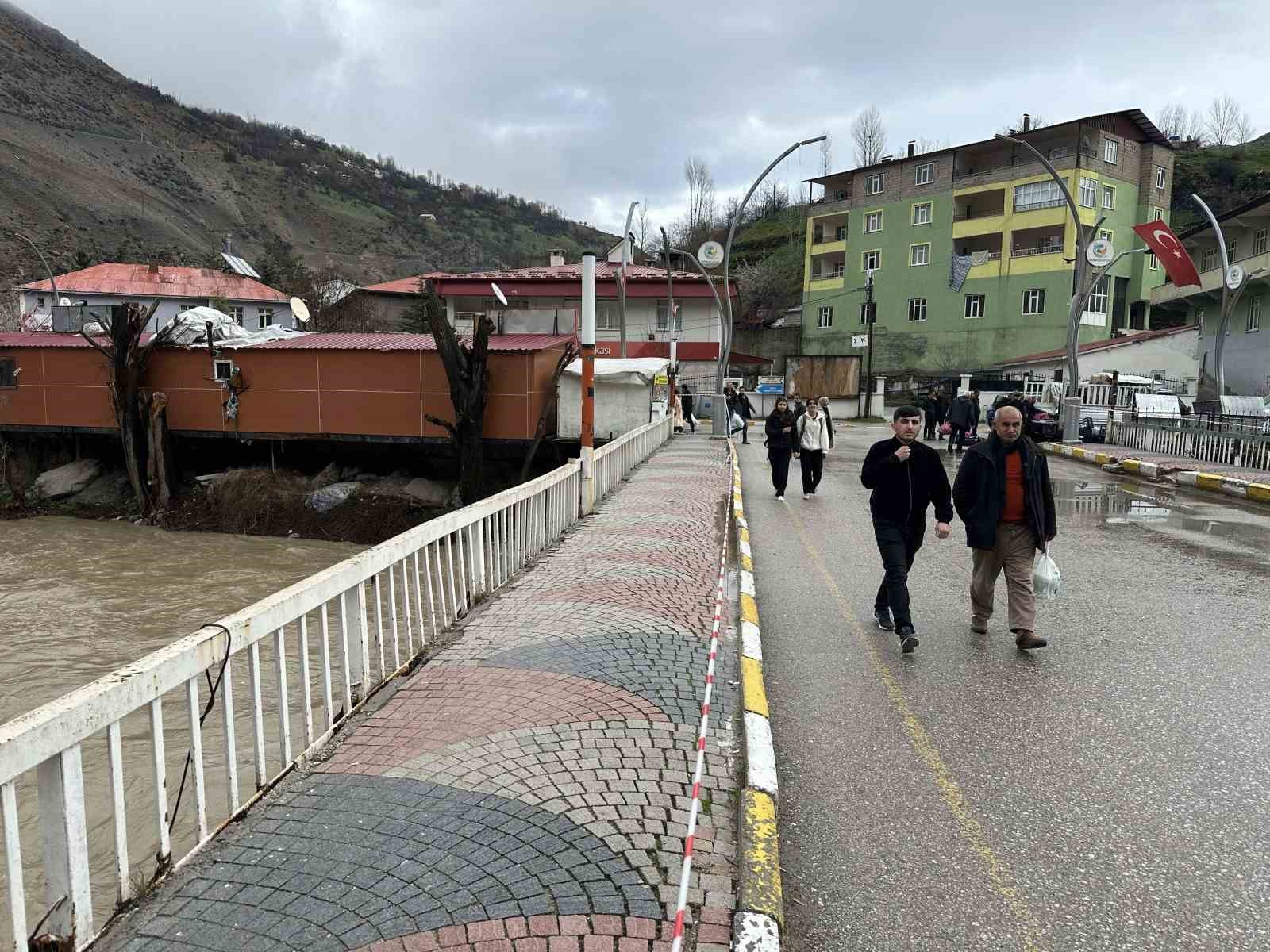 catakta asiri yagis nedeniyle kopru ve ustundeki kafe tedbiren kapatildi 1 EXaKLe6k