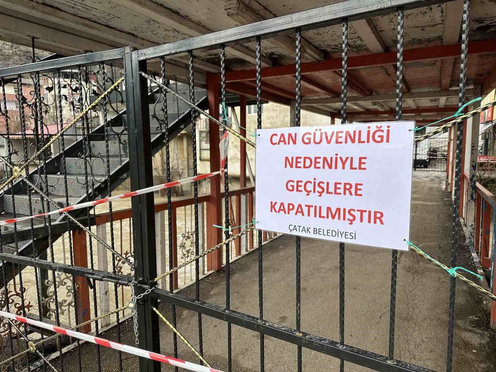 catakta asiri yagis nedeniyle kopru ve ustundeki kafe tedbiren kapatildi 2 ygSMEYyi