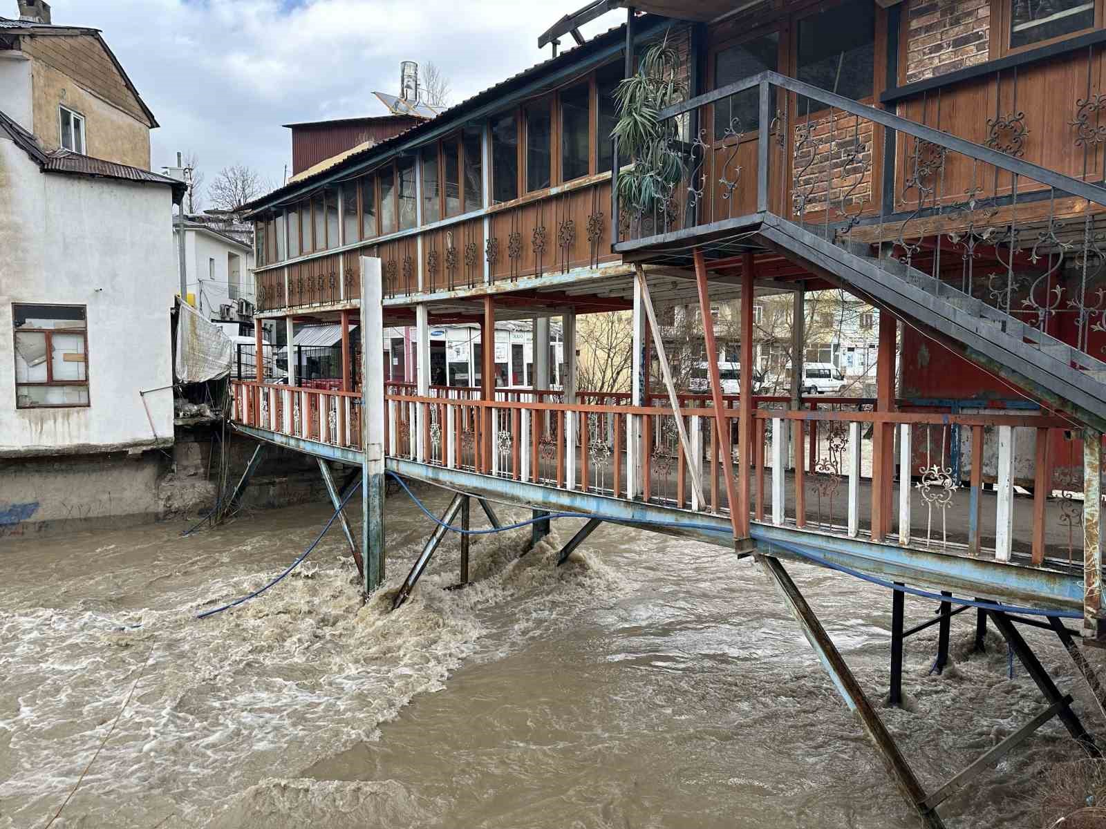 catakta asiri yagis nedeniyle kopru ve ustundeki kafe tedbiren kapatildi 6 tXnITduT