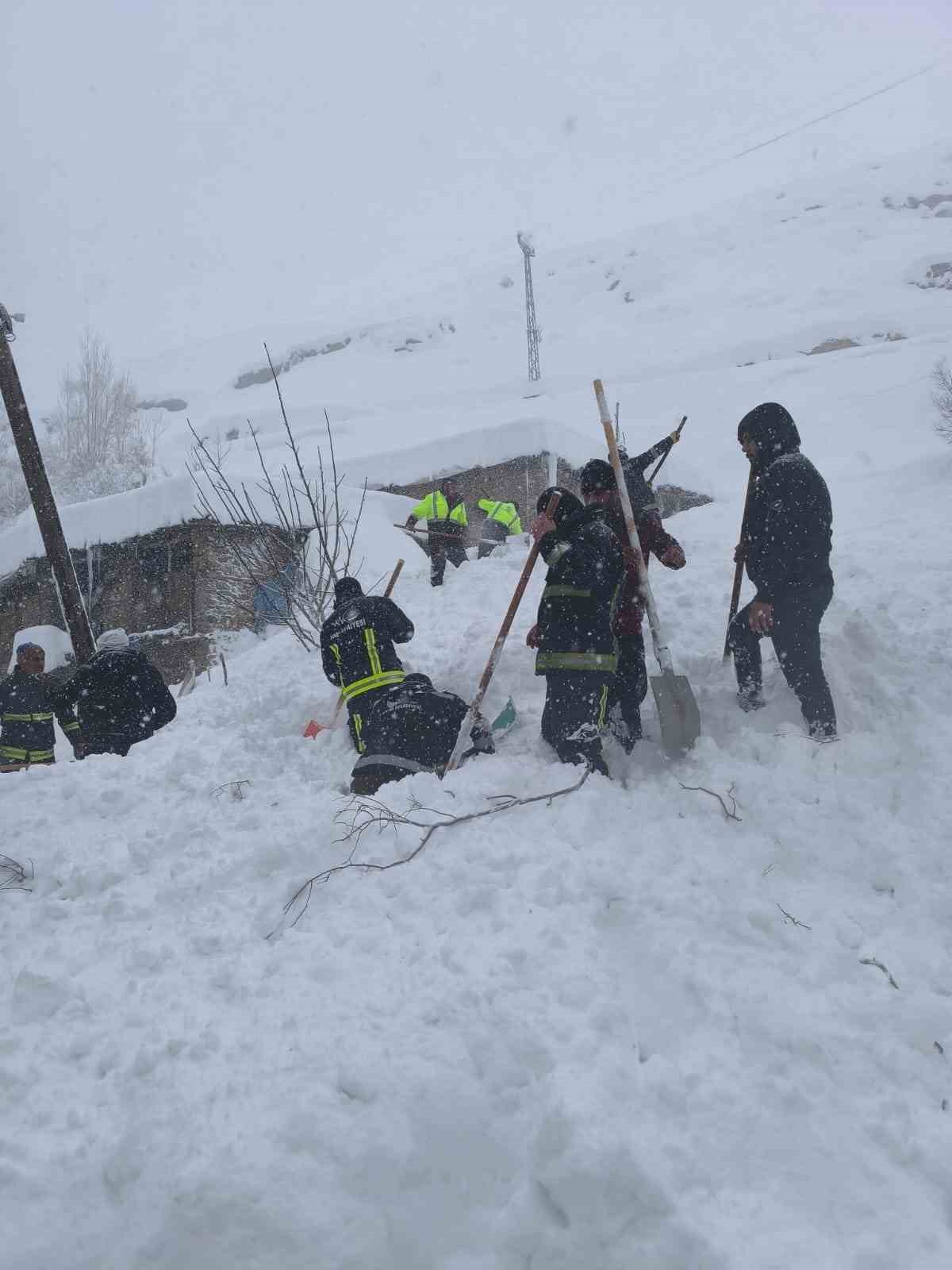 catakta cig faciasi kayip kadin kurtarildi 7 aFHFB9BU