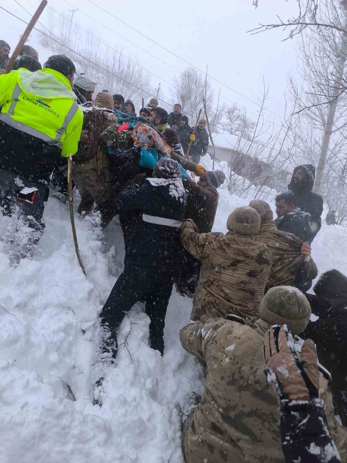 catakta cigin altinda kalan kadin yasamini yitirdi 0 jK4kpIkH