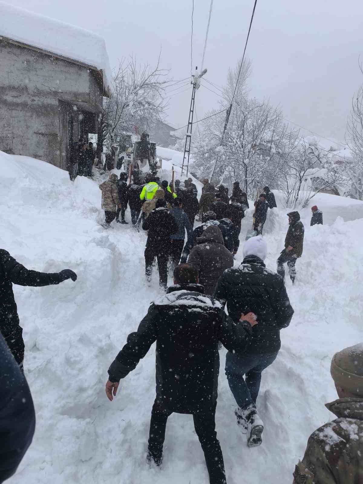 catakta cigin altinda kalan kadin yasamini yitirdi 1 NuHQrlzW