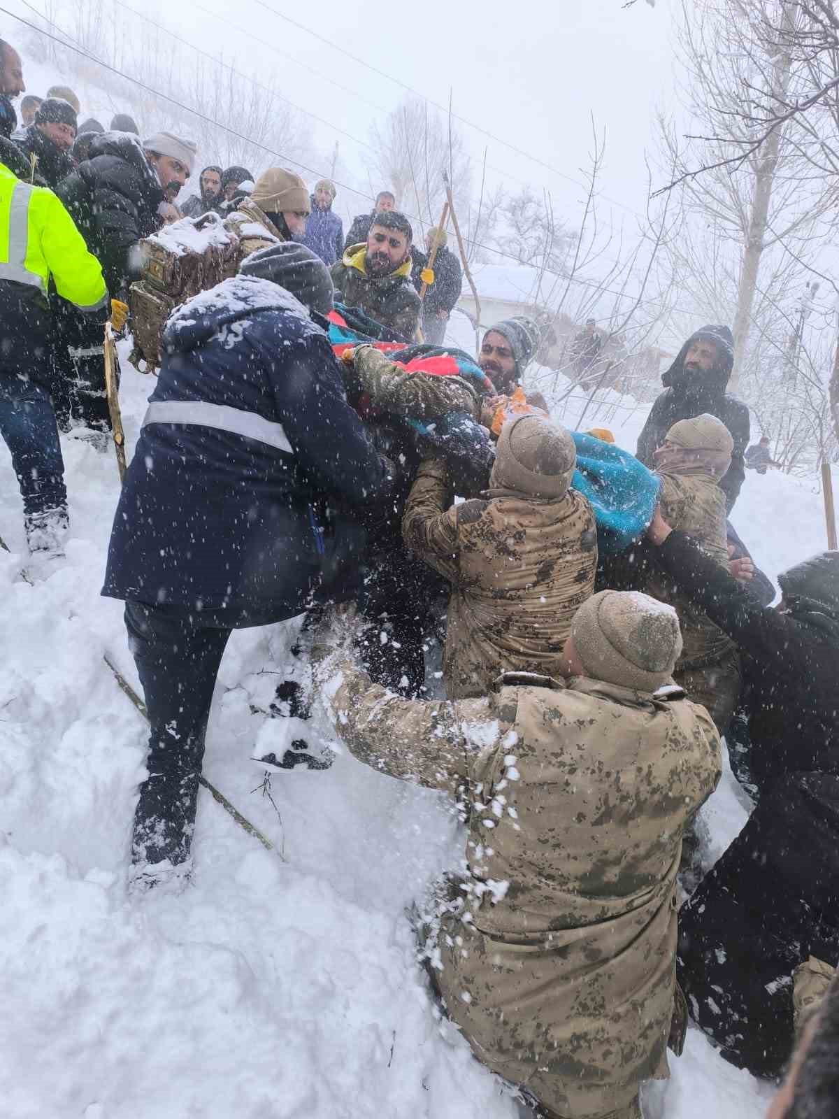 catakta cigin altinda kalan kadin yasamini yitirdi 2 id1mr1dP
