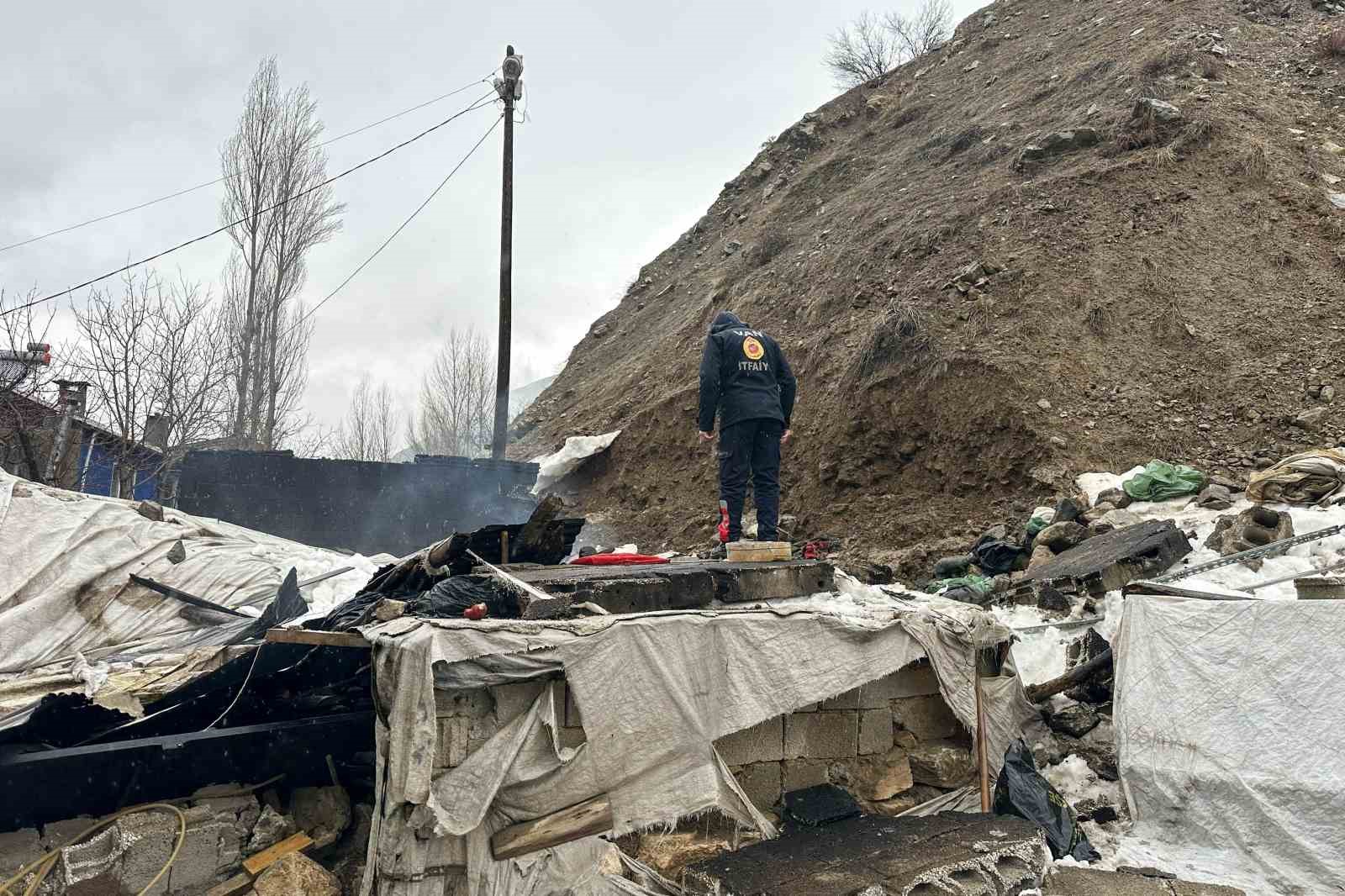 catakta tandir evi coktu babaanne ile torunu yaralandi 0 spv4nFZS
