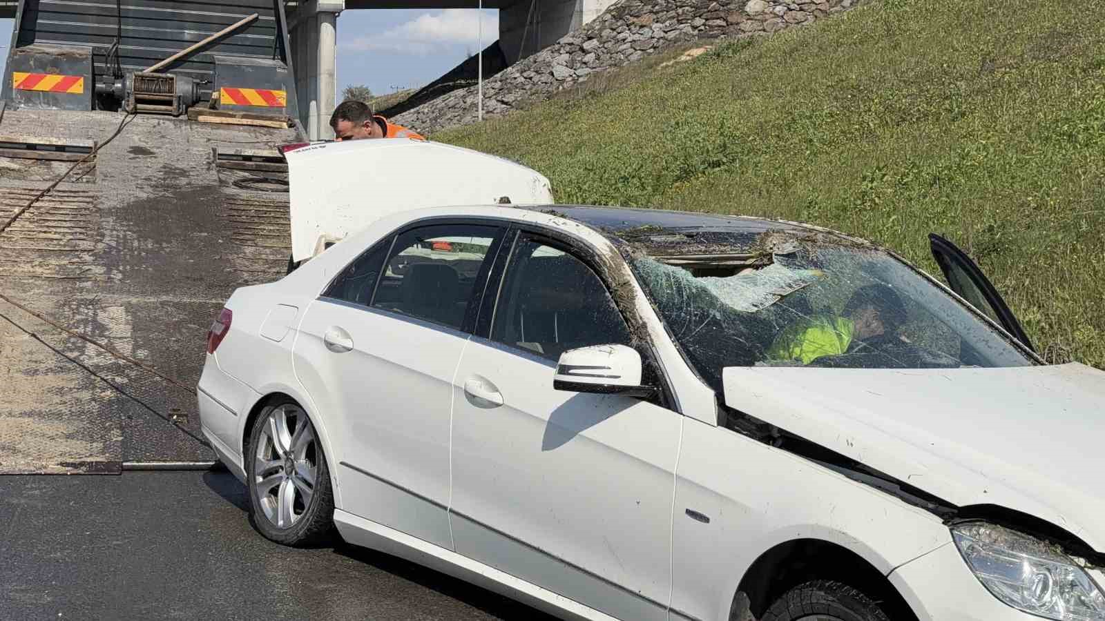 catalcada otomobil takla atti 2 kisi burnu bile kanamadan kurtuldu 1