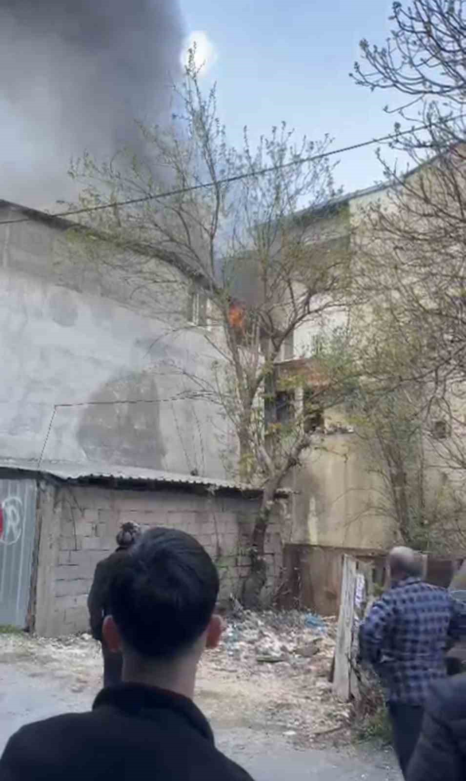cati katinda korkutan yangin mahalleli sokaga dokuldu cati kule dondu 0 YLpsSMAe