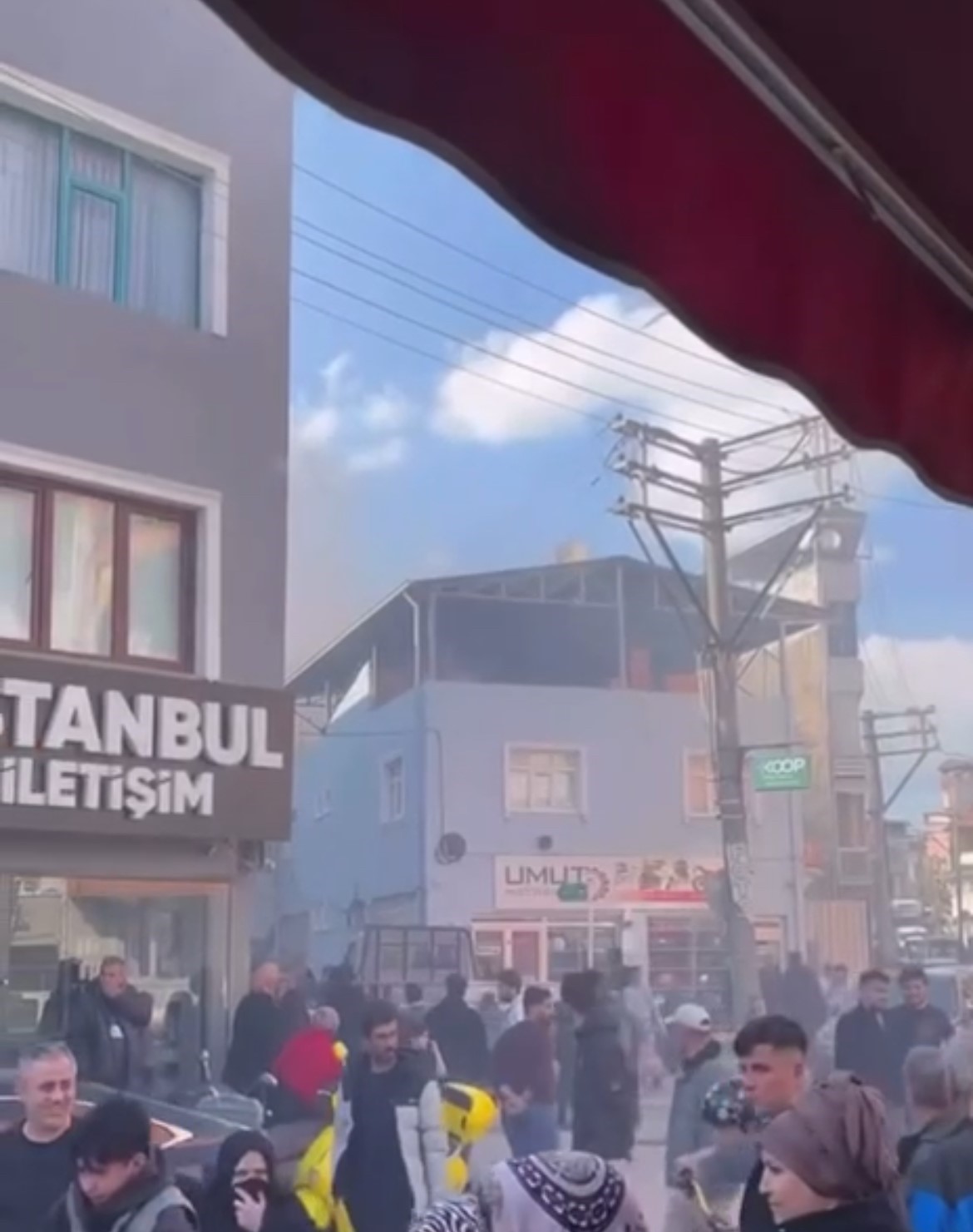 cati katinda korkutan yangin mahalleli sokaga dokuldu cati kule dondu 1 BA7GRMMg