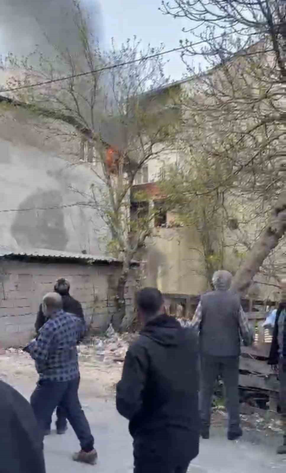 cati katinda korkutan yangin mahalleli sokaga dokuldu cati kule dondu 2