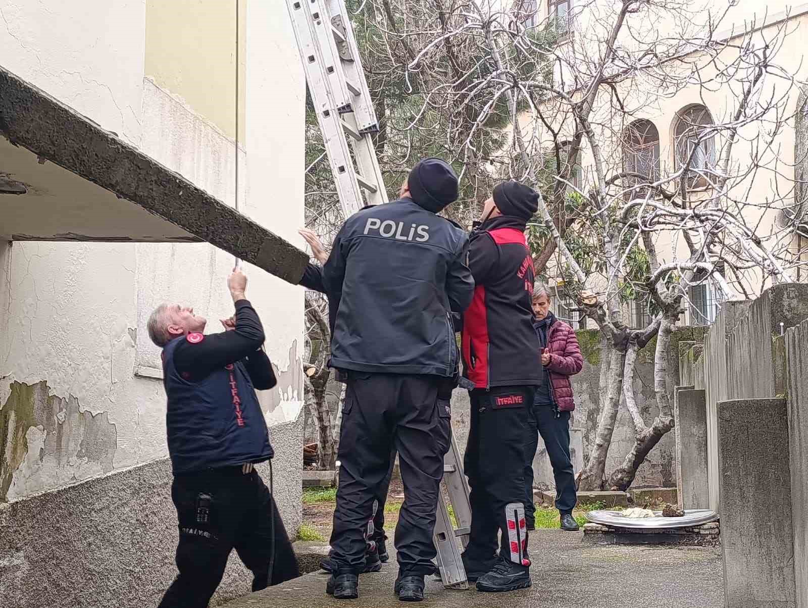 cati katinda mahsur kalan kediyi polis ve itfaiye kurtardi 0 SkJ9mUg9