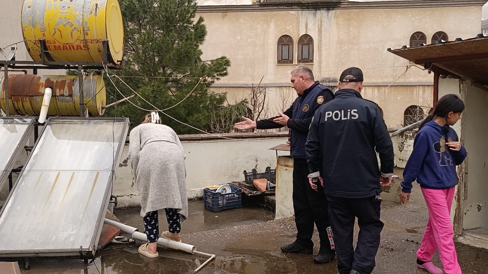 cati katinda mahsur kalan kediyi polis ve itfaiye kurtardi 1 FjZlJMPD