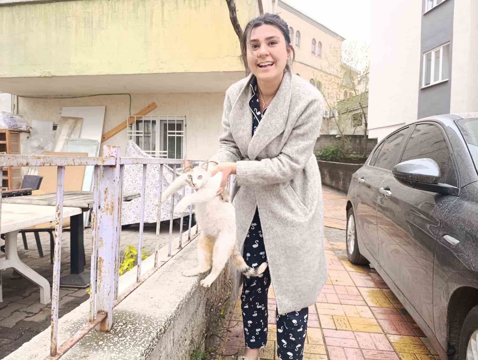 cati katinda mahsur kalan kediyi polis ve itfaiye kurtardi 2 AJFNJ5vr
