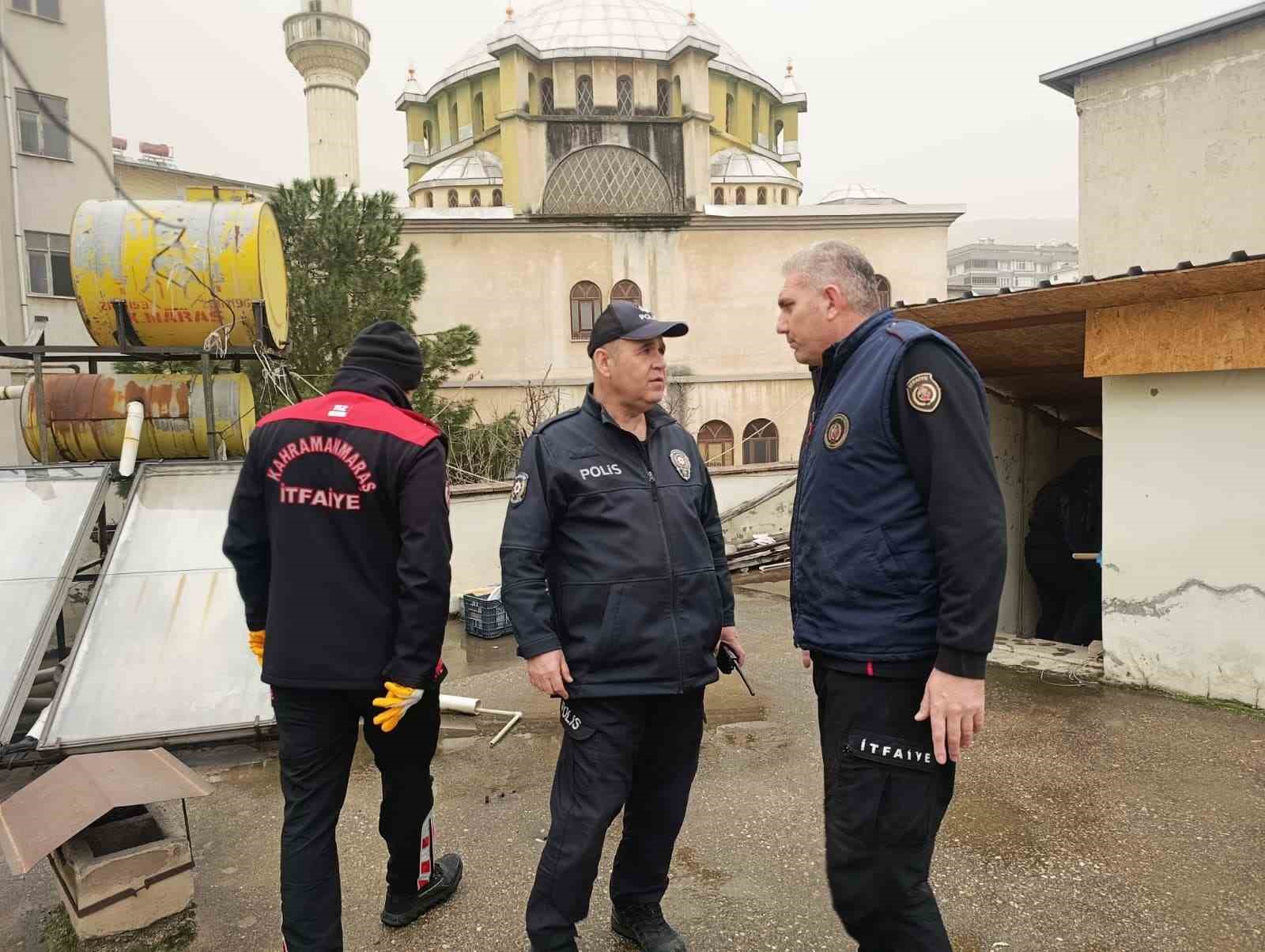 cati katinda mahsur kalan kediyi polis ve itfaiye kurtardi 3 8m3hJBcm