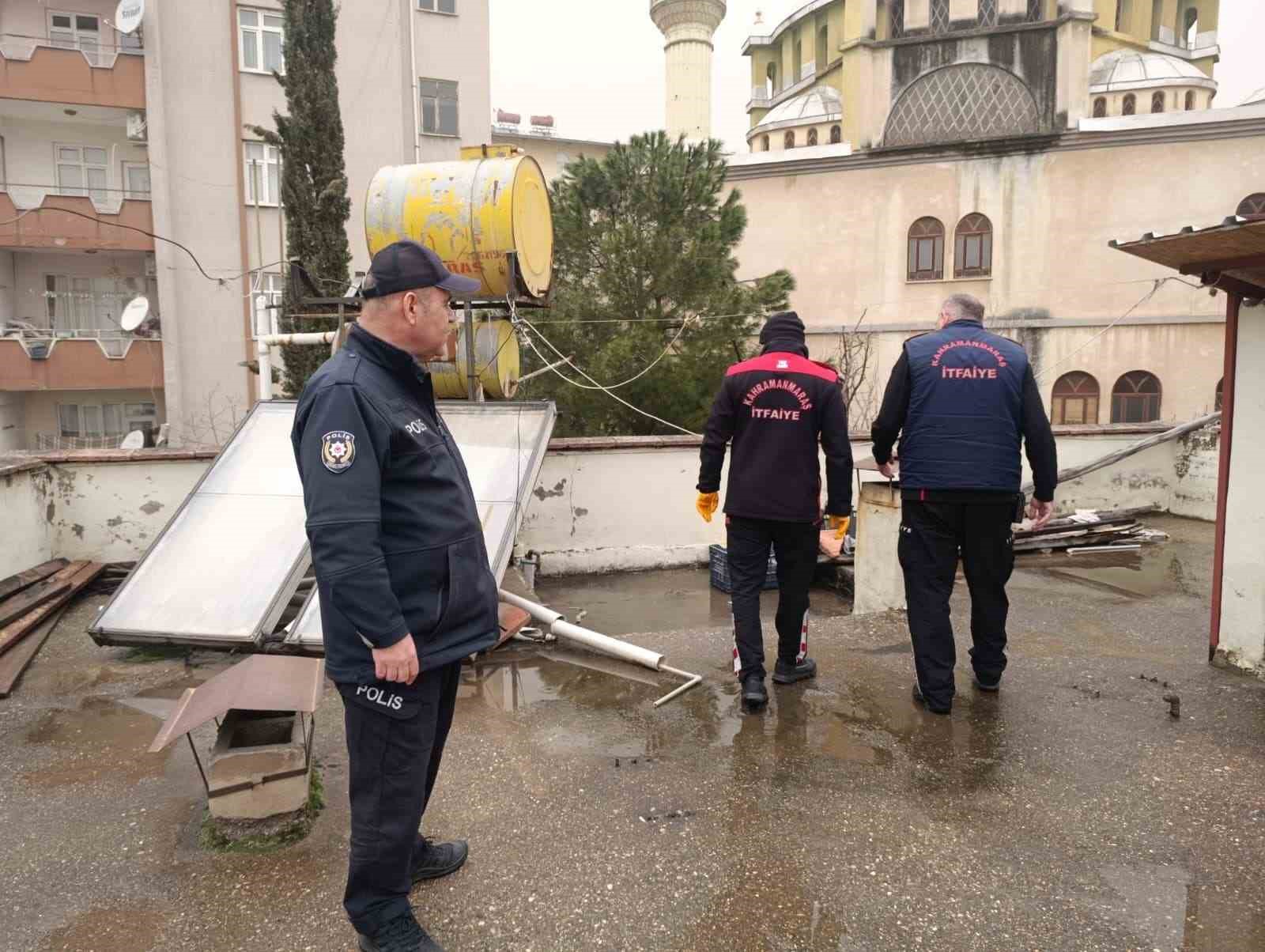cati katinda mahsur kalan kediyi polis ve itfaiye kurtardi 4 NvVKmFXE