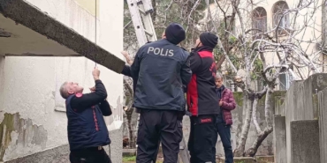 cati-katinda-mahsur-kalan-kediyi-polis-ve-itfaiye-kurtardi-PjdKLYzr.jpg