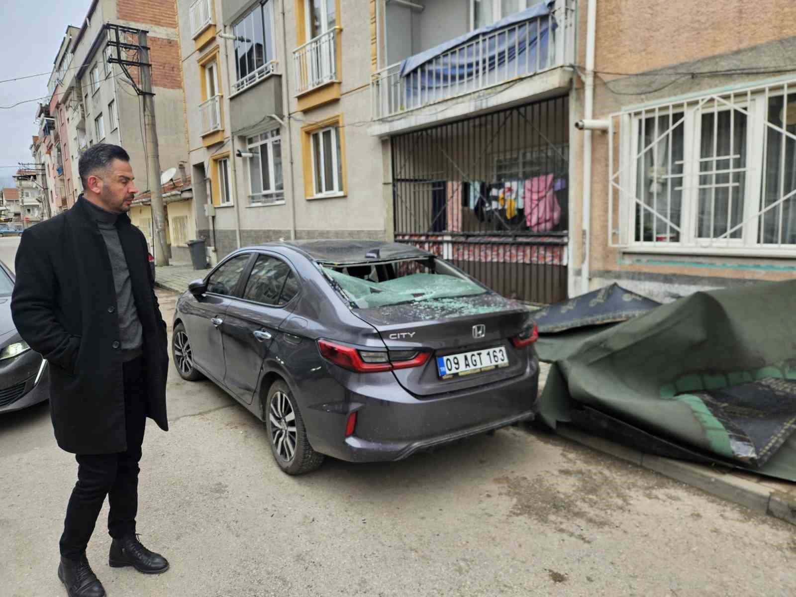 cati lodosla birlikte otomobilin uzerine uctu 0 ugBL4Ch5