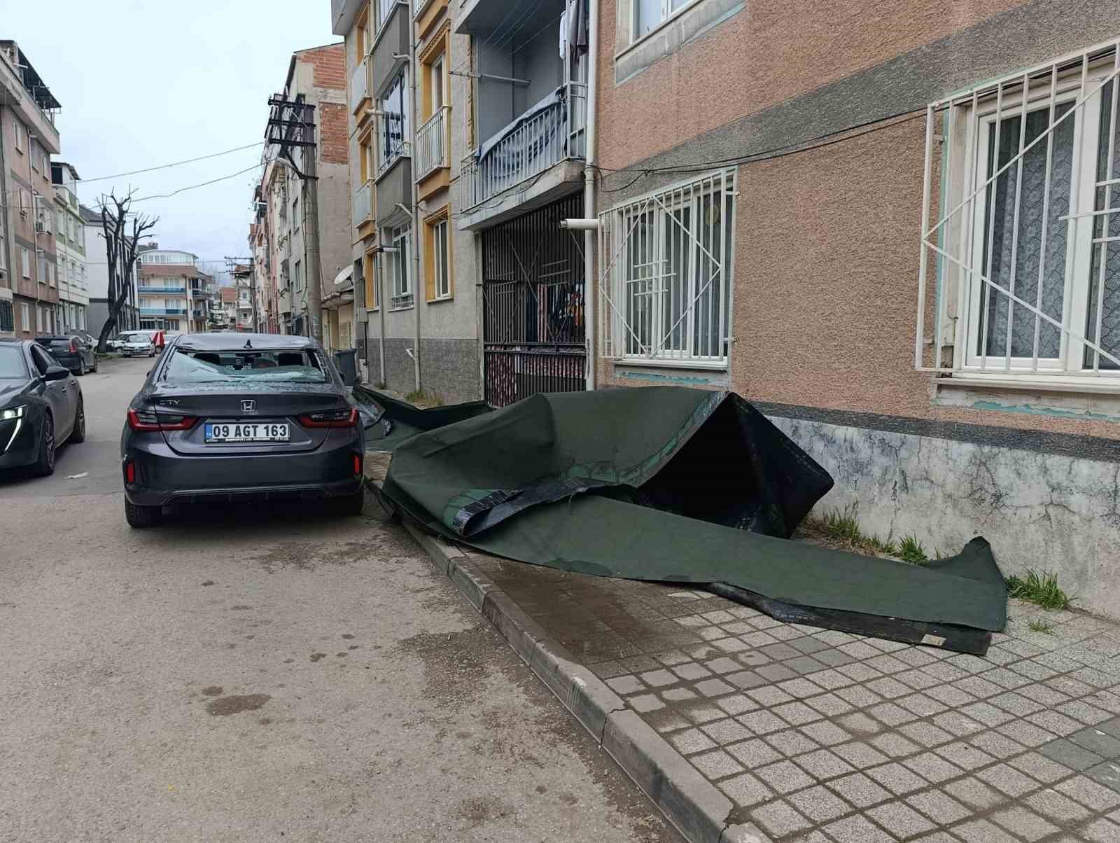 cati lodosla birlikte otomobilin uzerine uctu 1 E7PNFSZf