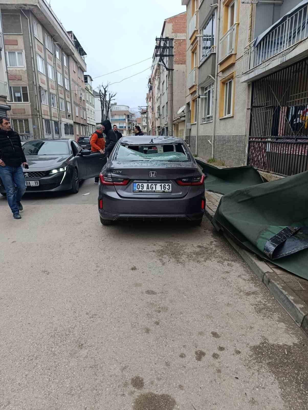 cati lodosla birlikte otomobilin uzerine uctu 2 faKCXXpT