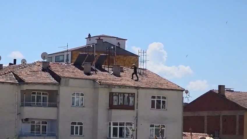 Çatıda tehlikeli çalışma, kameraya yansıdı 4 catida tehlikeli calisma kameraya yansidi 0 bvh7nPND