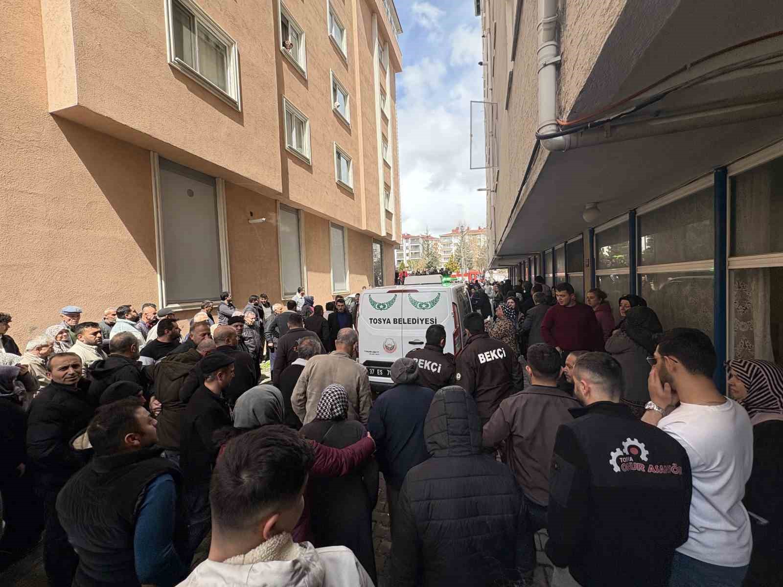 catidan apartman bosluguna dusen sahis hayatini kaybetti 1 XuyZROat