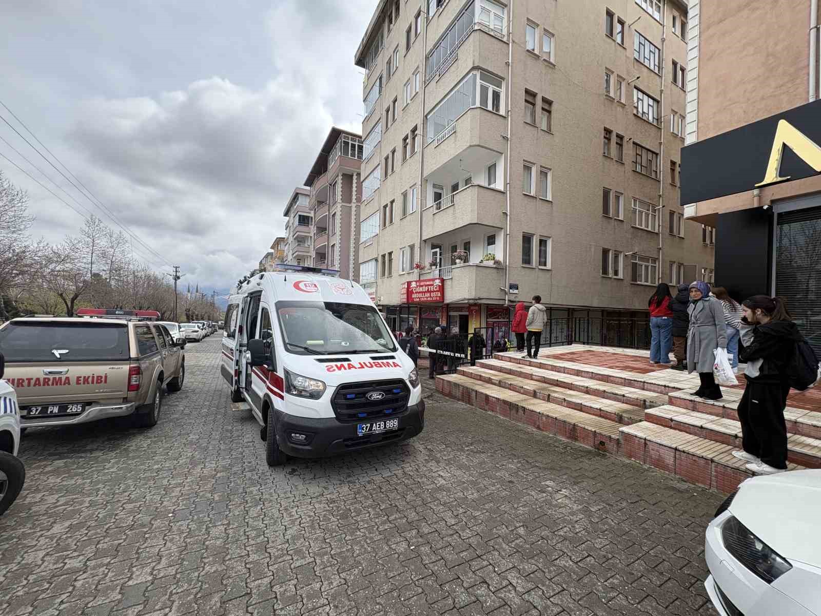 catidan apartman bosluguna dusen sahis hayatini kaybetti 7