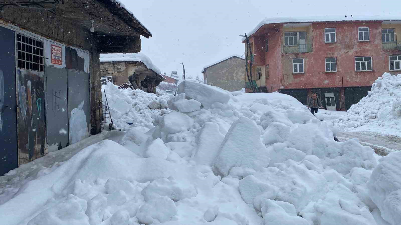 catidan dusen kar kutlesi araca zarar verdi 1 1eD7Cr88