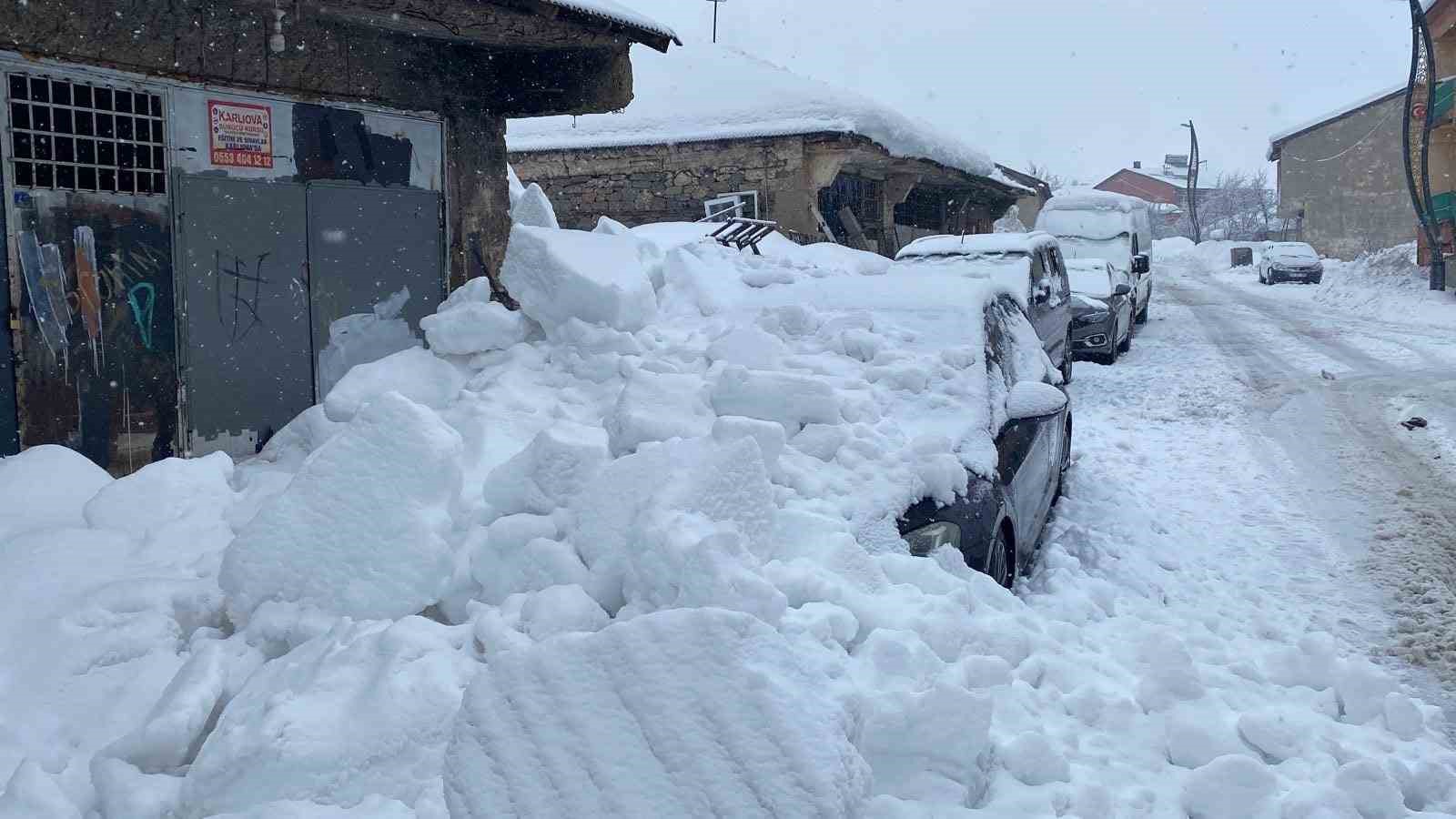 catidan dusen kar kutlesi araca zarar verdi 2 4JQXQwrZ