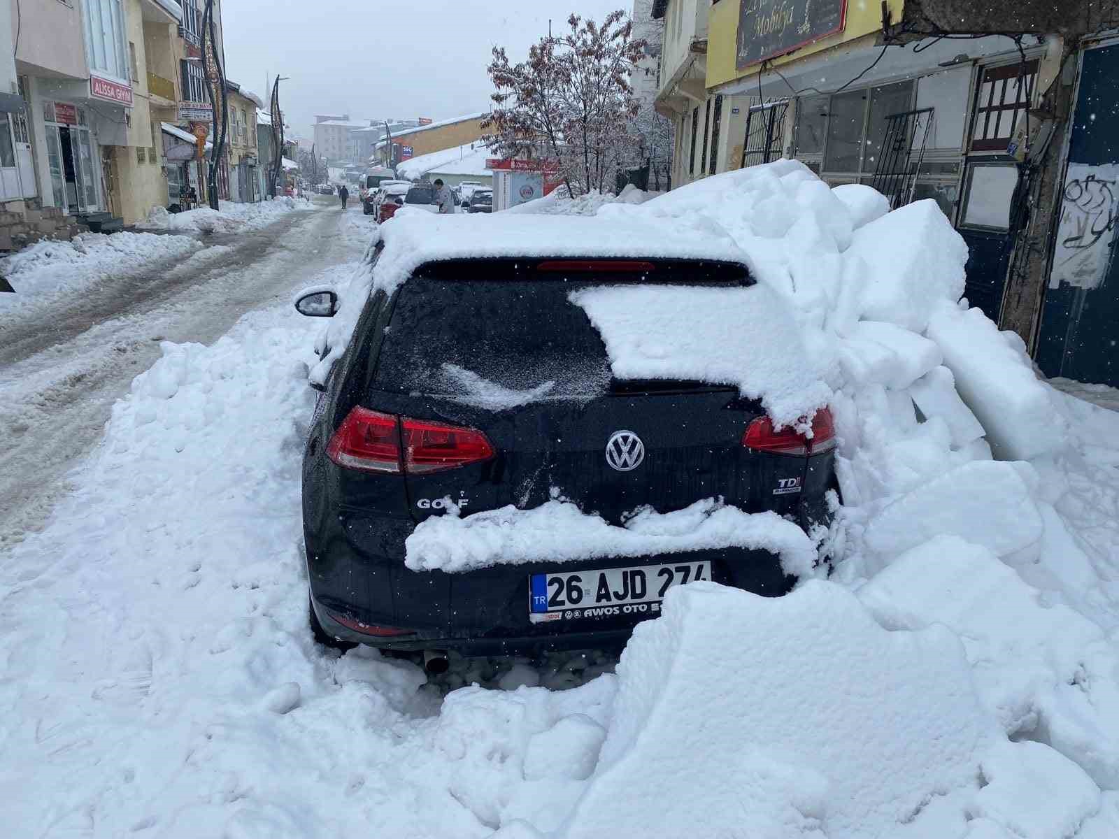 catidan dusen kar kutlesi araca zarar verdi 3 BV5pO3iA