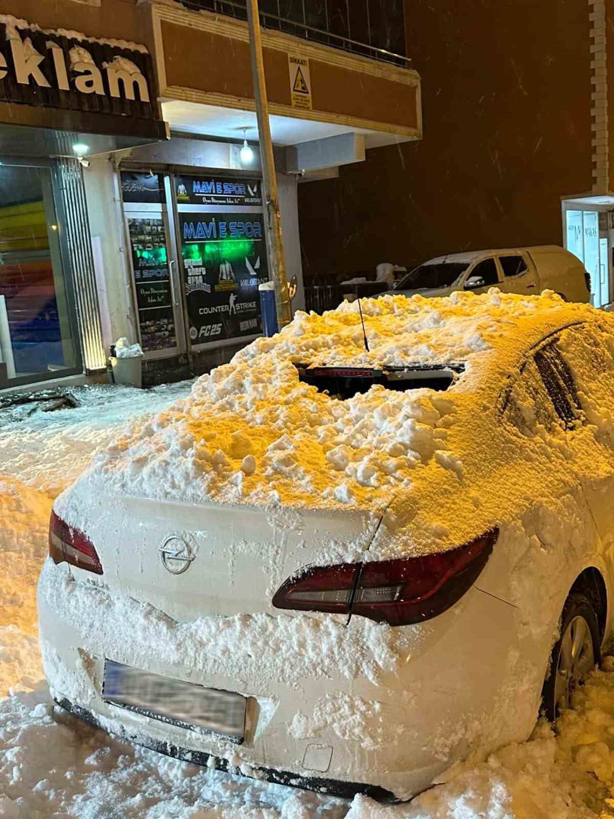 catidan dusen kar kutlesi park halindeki otomobile zarar verdi 1 XHAblgJl