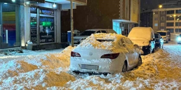 catidan-dusen-kar-kutlesi-park-halindeki-otomobile-zarar-verdi-jIpBXYTw.jpg