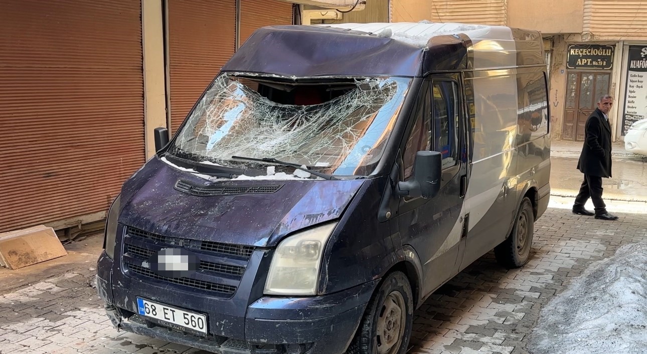 catidan dusen kar kutlesi seyir halindeki minibuse zarar verdi 0 fmEvZJhb