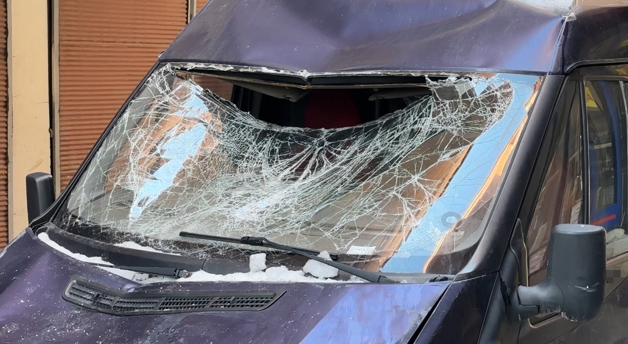 catidan dusen kar kutlesi seyir halindeki minibuse zarar verdi 1 3mAc8Hr7