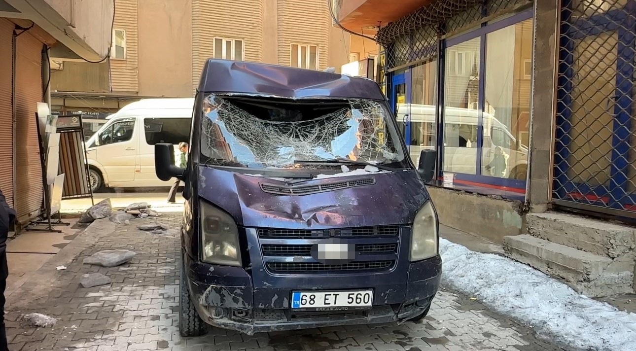 catidan dusen kar kutlesi seyir halindeki minibuse zarar verdi 3 maXX2paJ