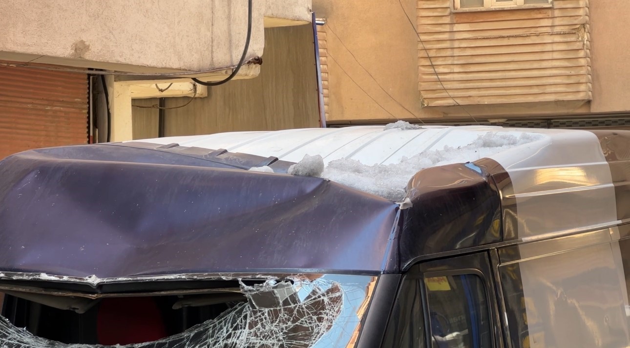 catidan dusen kar kutlesi seyir halindeki minibuse zarar verdi 5