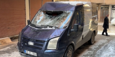catidan-dusen-kar-kutlesi-seyir-halindeki-minibuse-zarar-verdi-Q6nwGFGz.jpg