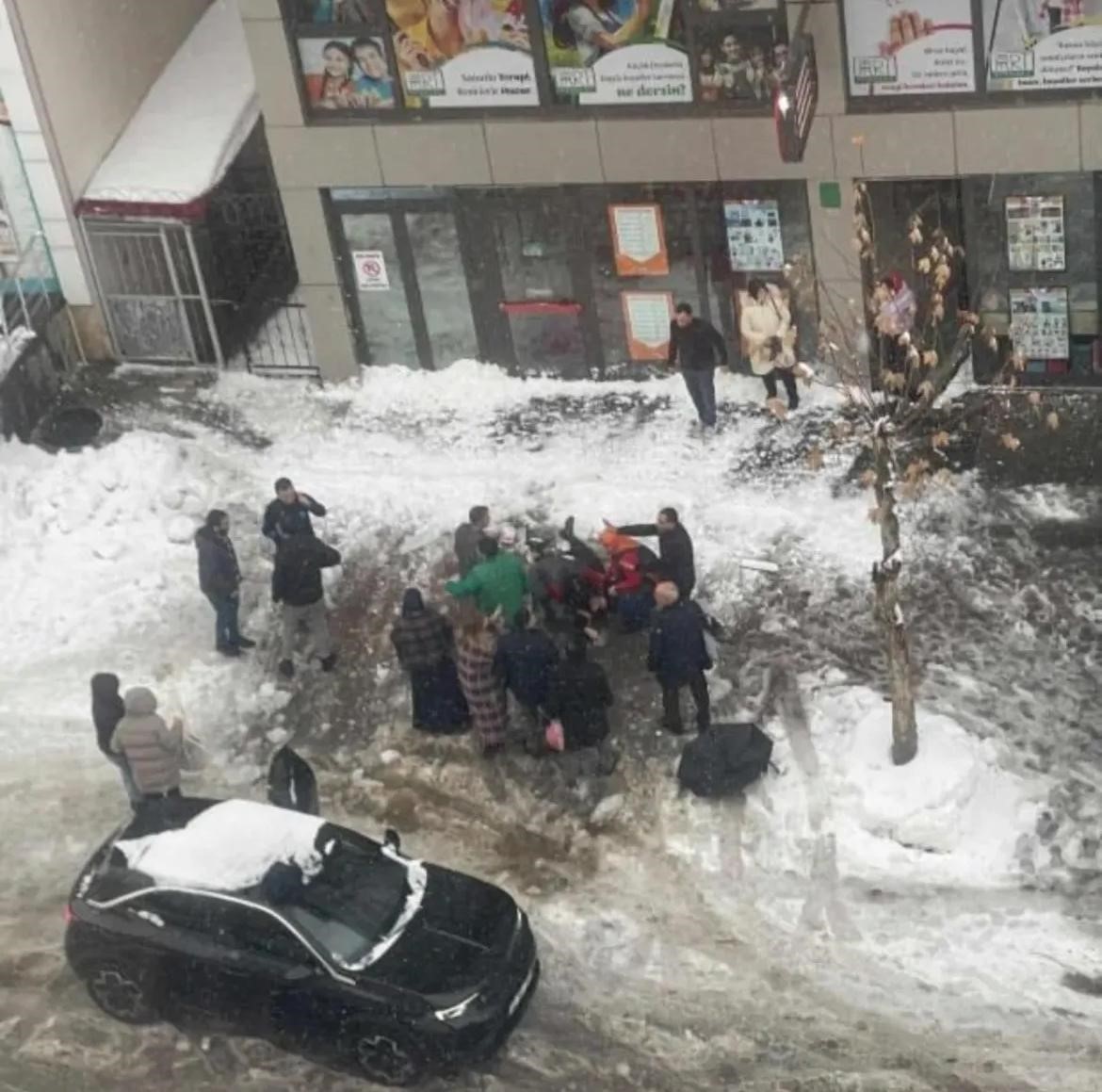 catidan dusen kar kutlesinin altinda kalan kadin hayatini kaybetti 0 sYRqPyz1