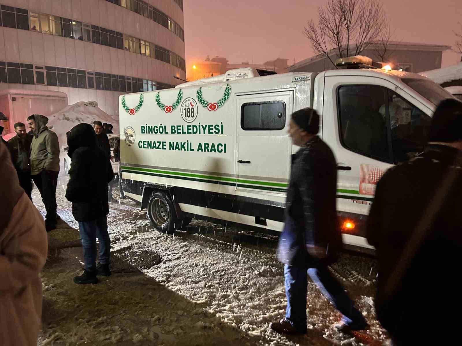 catidan dusen kar kutlesinin altinda kalan kadin hayatini kaybetti 4 l2wUGaS4