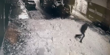 catidan-kar-kutleleri-dustu-bir-sahis-kosarak-saniyeler-icerisinde-kurtuldu-aSJNj2cw.jpg