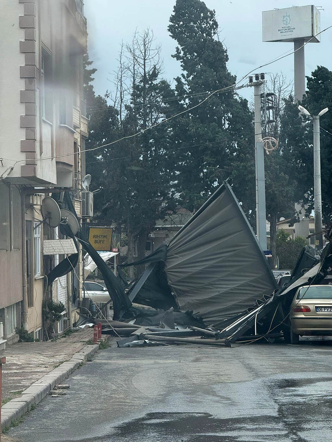 catidan kopan kereste seyir halindeki otobuse saplandi 3 HnNI7UkC