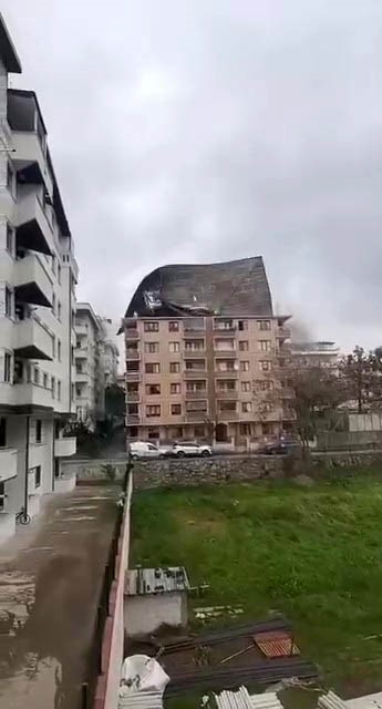 catidan kopan kereste seyir halindeki otobuse saplandi 8 XrqcwEs1