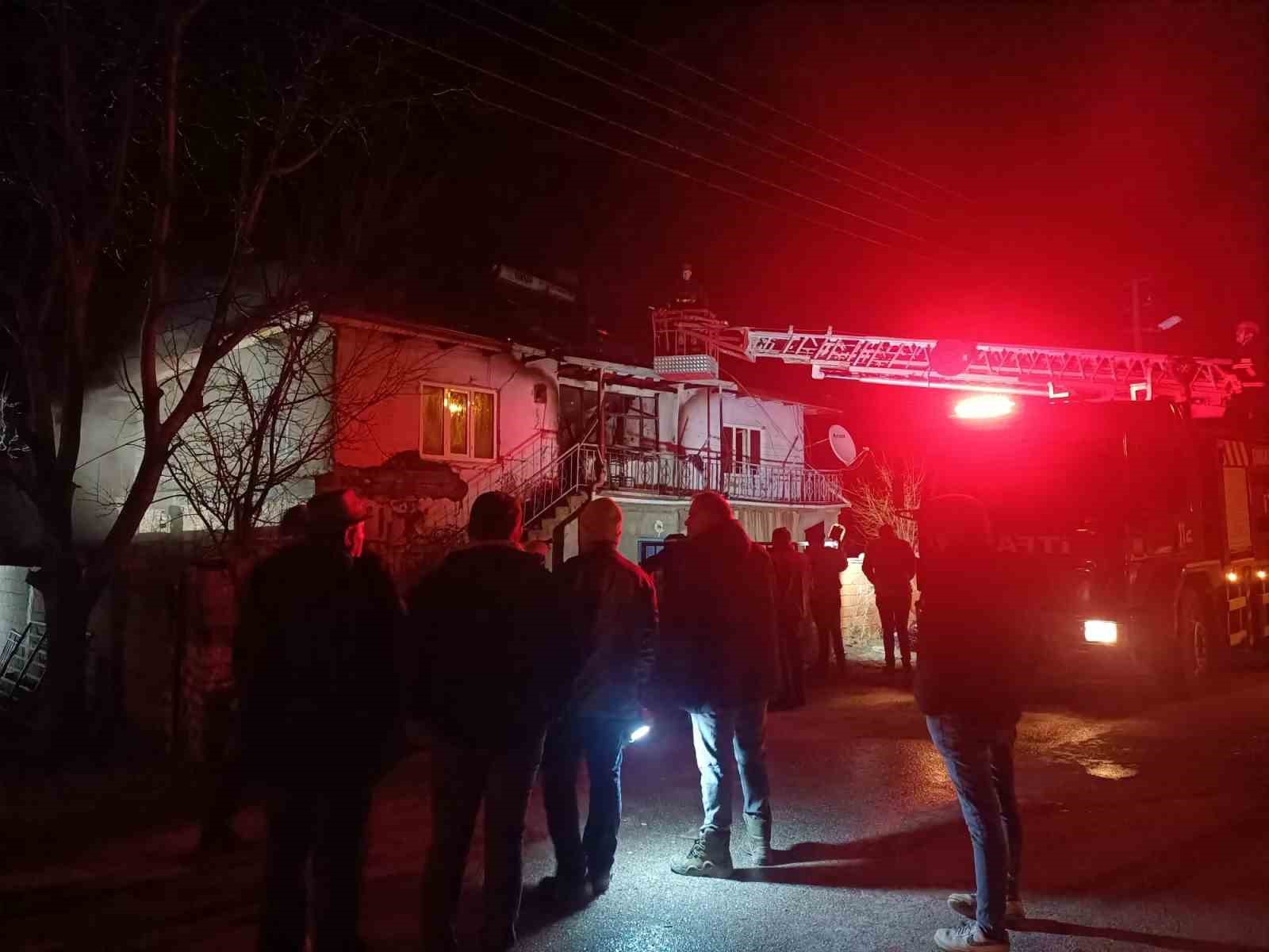 catidan yukselen alevler hizla yayilarak iki katli evi kule cevirdi 1 nan2Wn5u