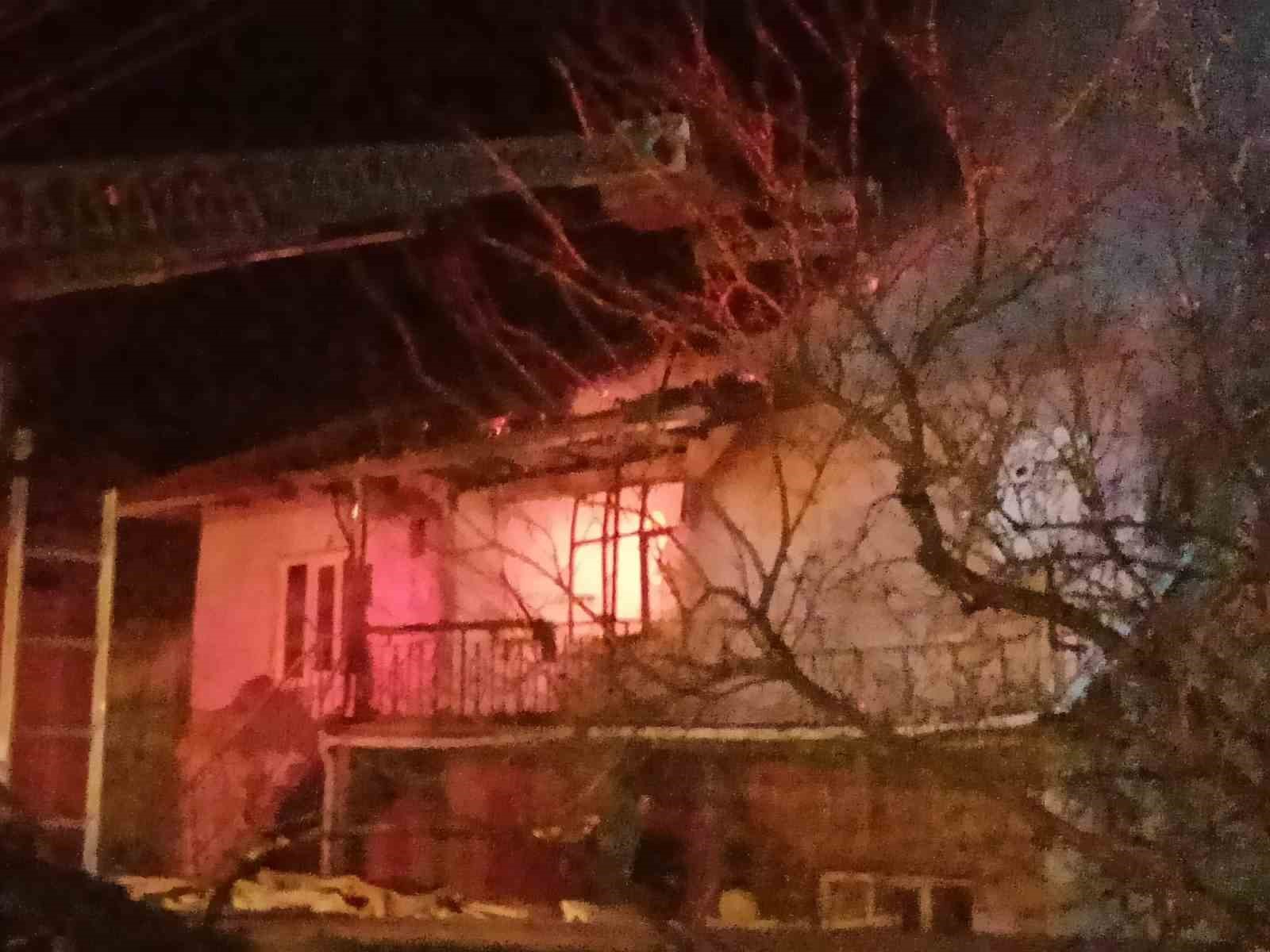 catidan yukselen alevler hizla yayilarak iki katli evi kule cevirdi 2