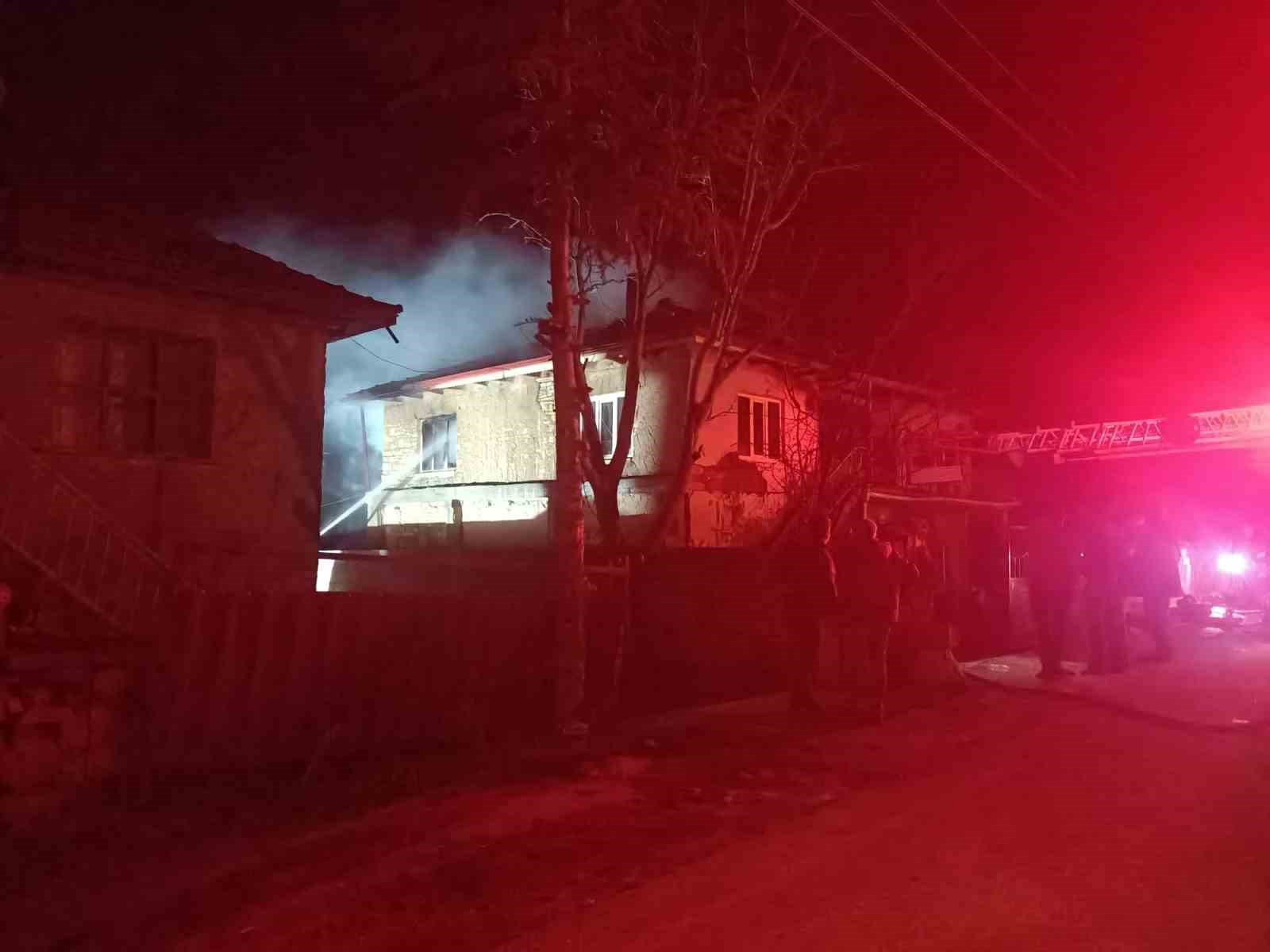 catidan yukselen alevler hizla yayilarak iki katli evi kule cevirdi 3 PRT5Y2Hy