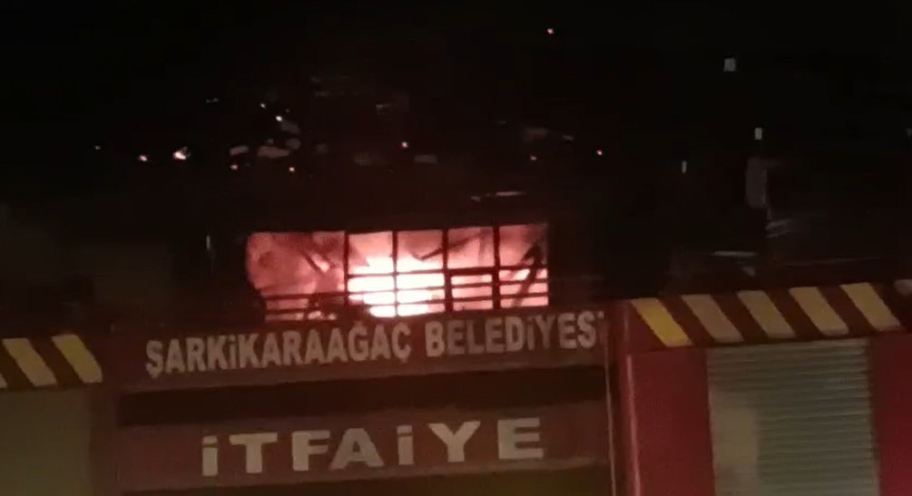 catidan yukselen alevler hizla yayilarak iki katli evi kule cevirdi 5 7fgJ3umB